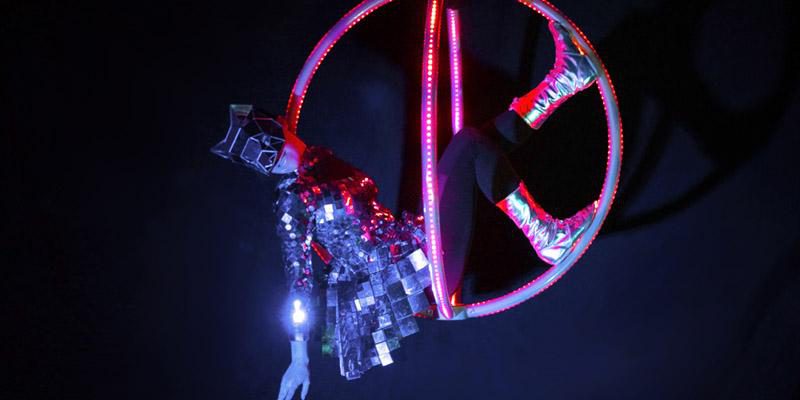 1.3 Lichtershow LuxArt Performancekunst mit LED Show Luftakrobatik an leuchtender Kugel